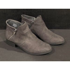 GH Bass Womens Maggie Gray Micro Suede Side Zip Booties Boots Sz 7.5 M